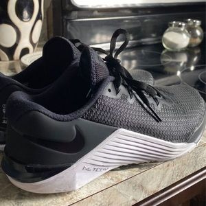 Women’s Size 8 - Nike Metcon 5